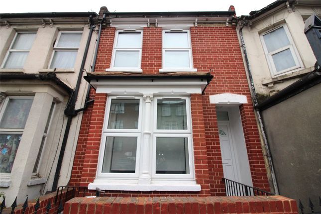 Thumbnail Flat to rent in Luton Road, Chatham, Kent