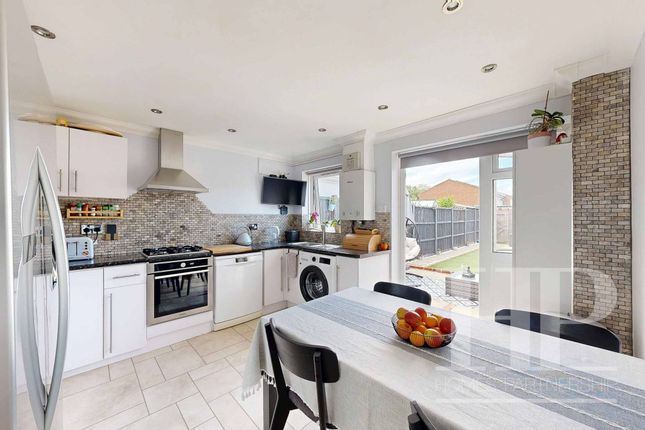 109 Tanyard Way, Horley photo 3