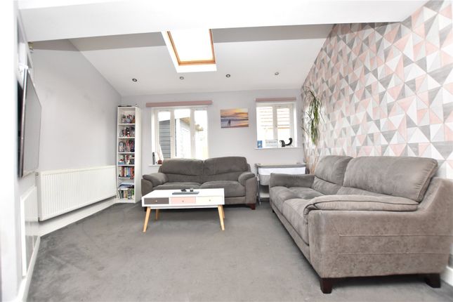 25, Meadow Side Road, Wakefield photo 2