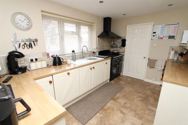 20, Cheriton Drive, Bradford photo 3