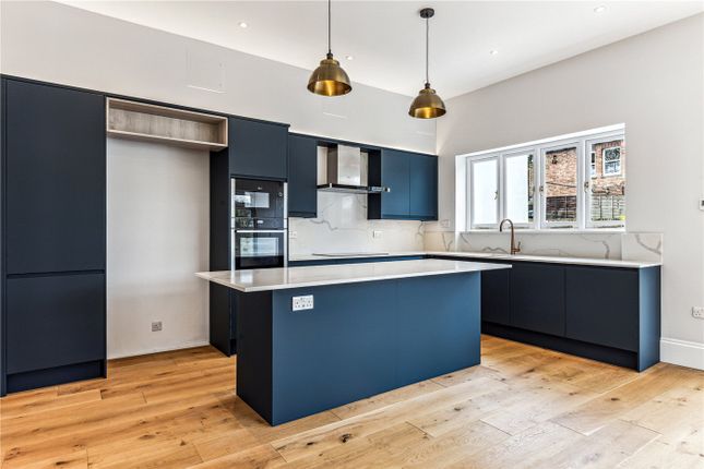 End terrace house for sale in Chatsworth Road, London