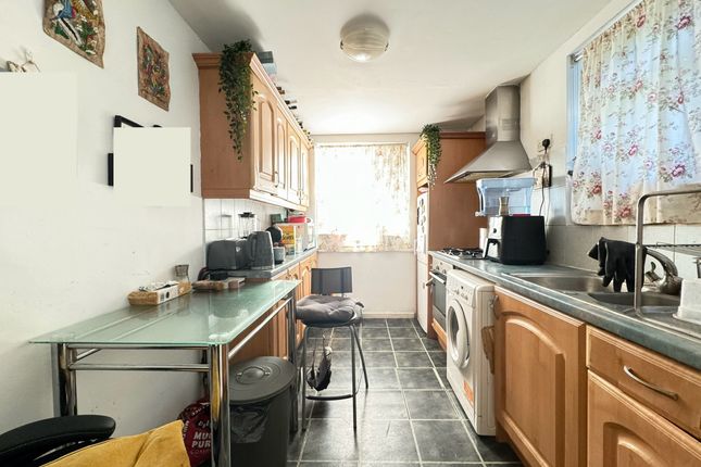 6, Hermiston Court, Friern Park, London photo 4