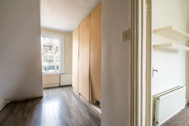 Flat for sale in Furley Road, Peckham, London