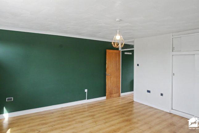7, New Court, Addlestone photo 3