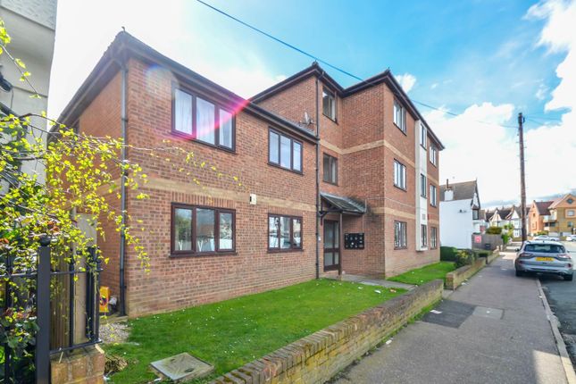 Flat for sale in Queens Court, Queens Avenue, Leigh-On-Sea