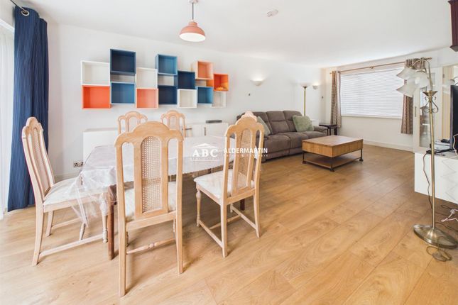 84, Stonegrove, Edgware photo 4