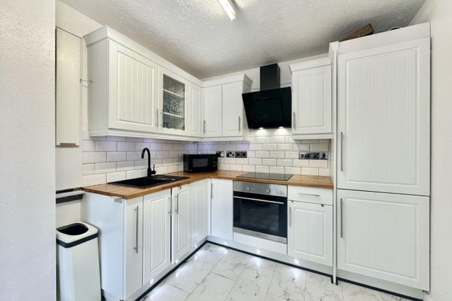 Ground floor flat of 23, Marina Approach, Hayes photo 2