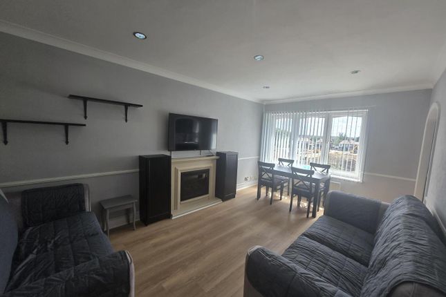 24, Manor Court, South Shields photo 2