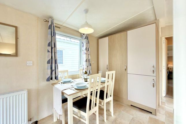 Oaklands Holiday Park, Nr-Clacton-On-Sea photo 4
