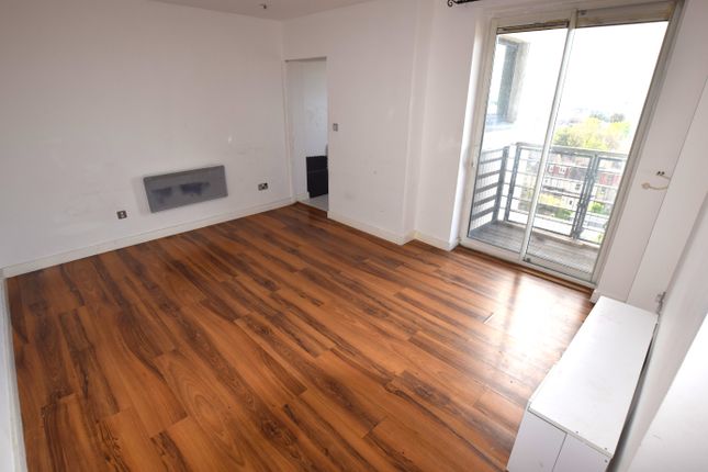 Flat to rent in High Road, Romford