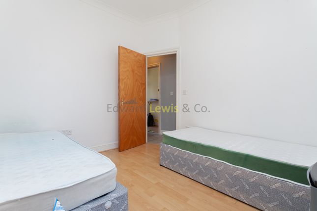 Flat to rent in Evelyn Road, London
