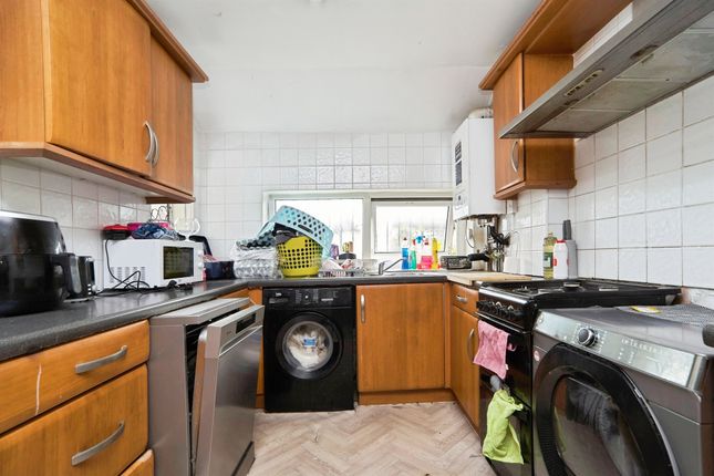 84, Easterly Crescent, LEEDS photo 3