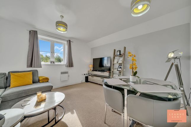 Flat J, 39 Drum Tower View, Caerphilly photo 2