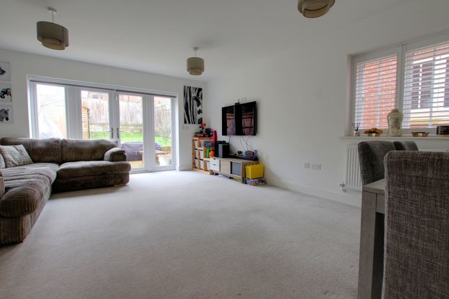 14, Sheffield Close, Reading photo 2