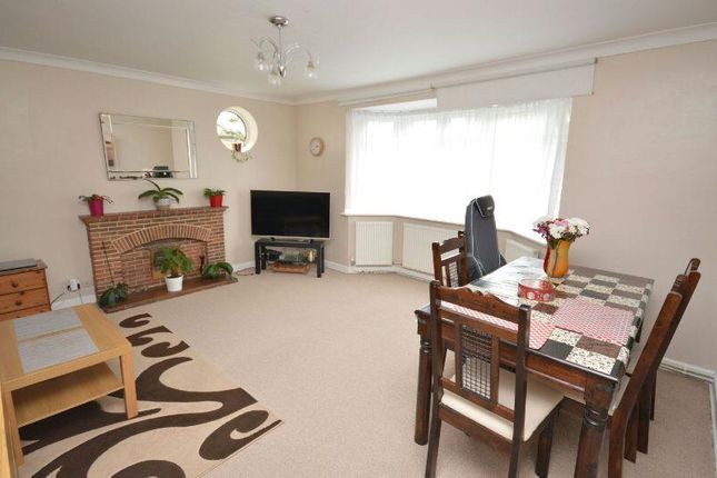 Flat to rent in North Parade, Chessington