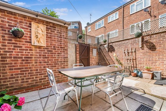 13, Beaver Close, London photo 4