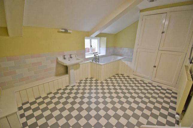 Bathroom 2.Jpg