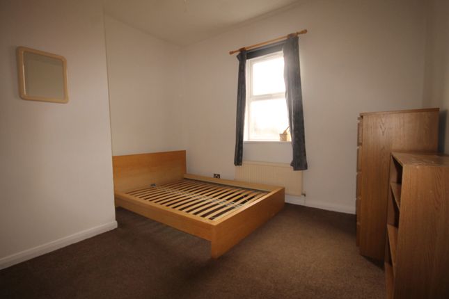 Flat to rent in Radcliffe Road, Winchmore Hill