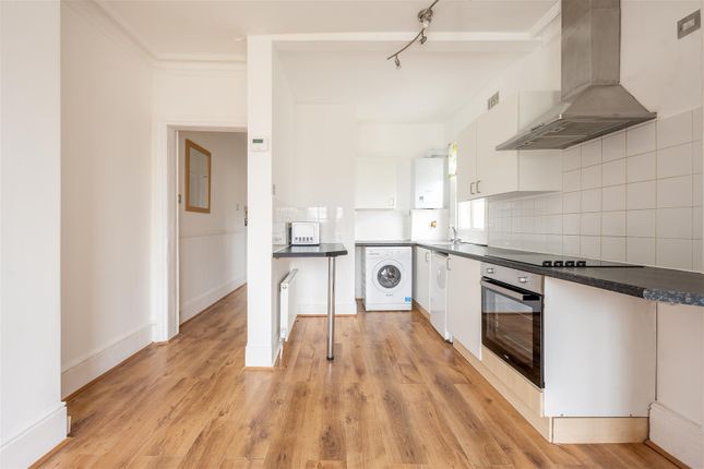 Flat 3, 156, High Road, Woodford Green photo 3