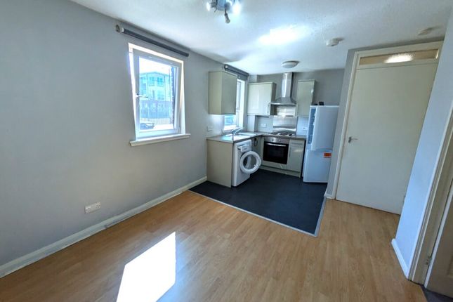 Flat 3, 16, Laichpark Loan, Edinburgh photo 4