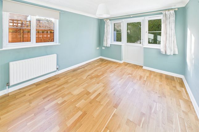 4, Shepherd Close, Feltham photo 2