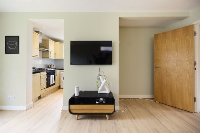 (SHORT LET), 35, Pellerin Road, London photo 4