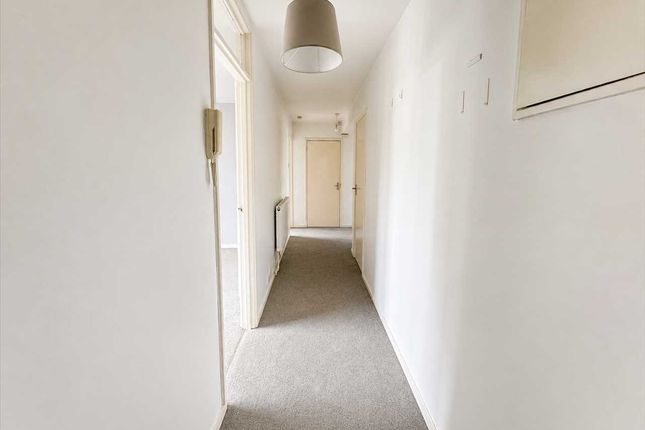 88, Riverbank, Staines Upon Thames photo 2