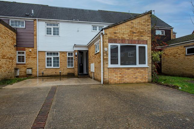 Flat to rent in Rochfords Gardens, Slough