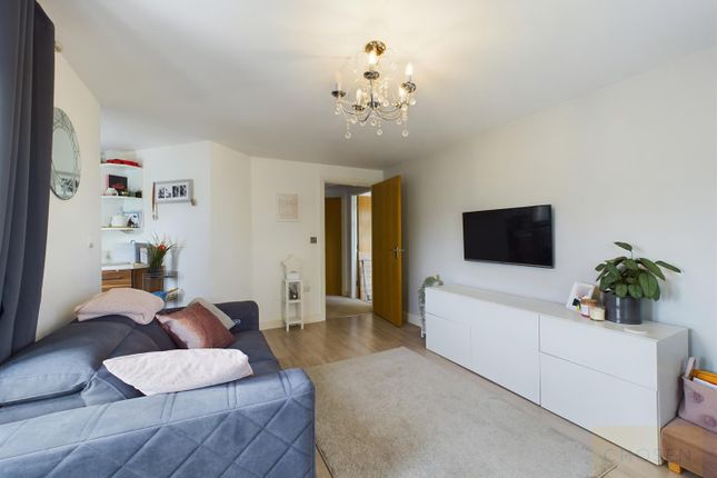 5, Alms Close, Churchdown photo 3