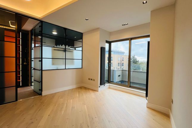 Town house for sale in The Penthouse, High Road, Whetstone, London