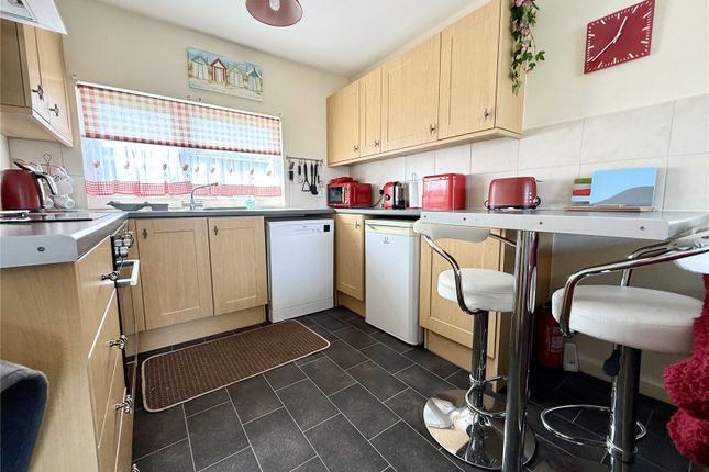 96, Fourth Avenue, Bridlington photo 4
