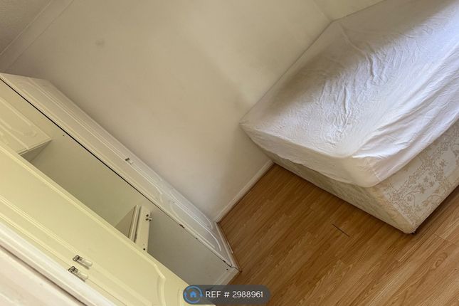 Storksmead Road, Edgware photo 4