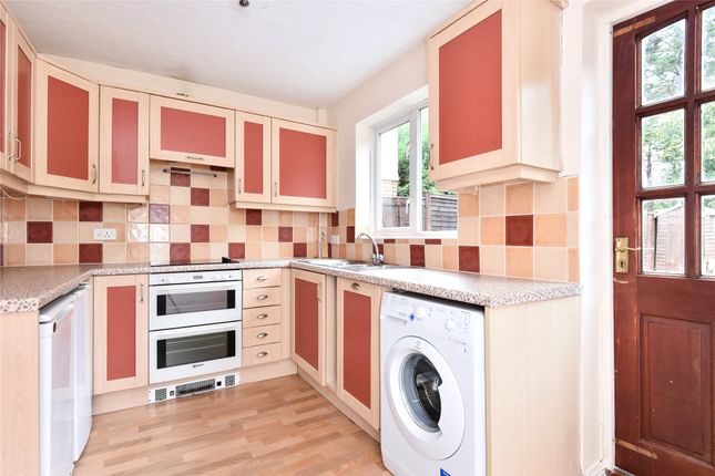 28, Kingfisher Close, Farnborough photo 3