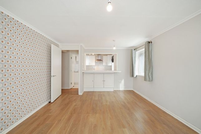 11 Wood Close, Harrow, Middlesex photo 2
