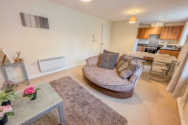 18 Woodside Court, Leeds photo 3