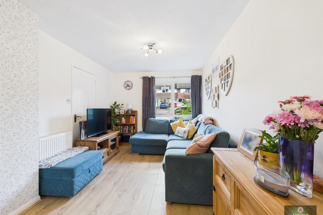 35, Poynings Road, Crawley photo 2