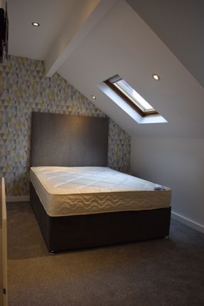 18 Ash Road, Leeds photo 5