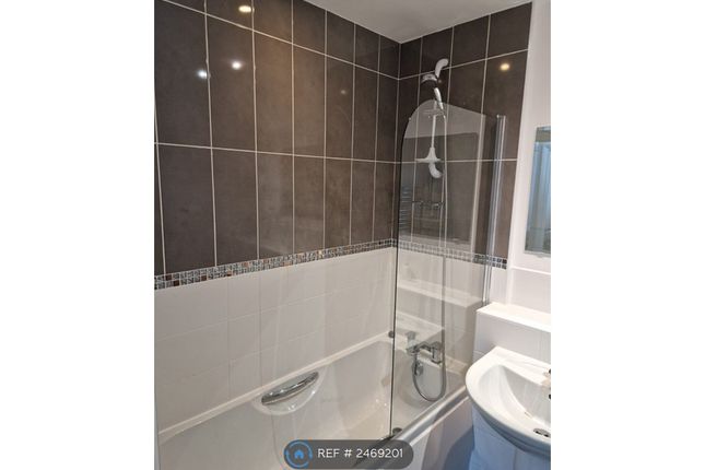 Main Bathroom With Shower