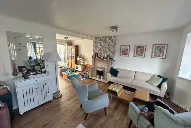 10, Stuart Way, Staines-upon-thames photo 5