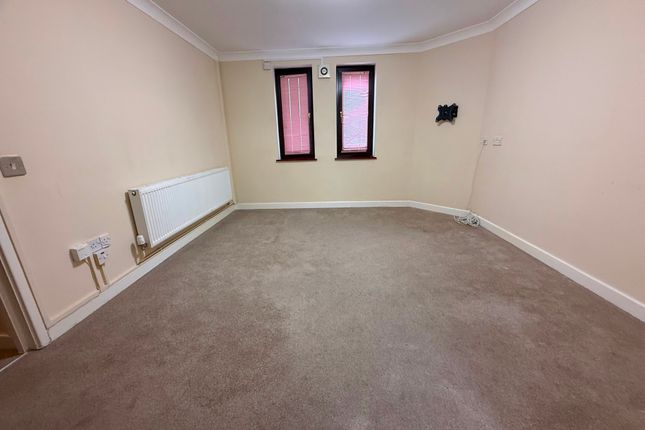 Flat 11 Aneurin Bevan Court, Pontypool photo 4