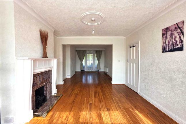 12, Glenwood Grove, Kingsbury photo 3