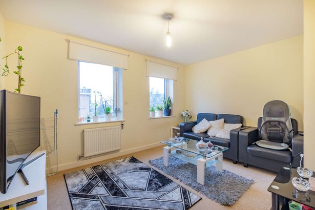 Flat for sale in Seven Sisters Road, London