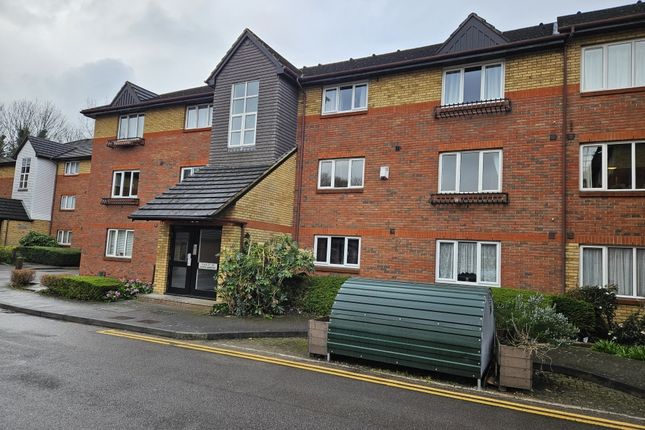 Flat to rent in Dover Gardens, Carshalton