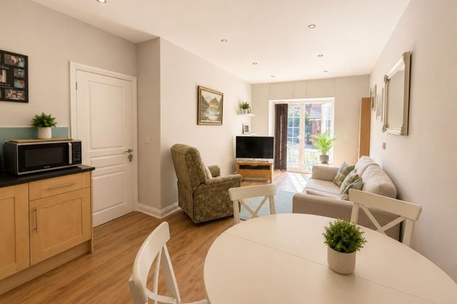 Flat 5, Hooper House 3-5, Ashford Crescent, Ashford photo 3