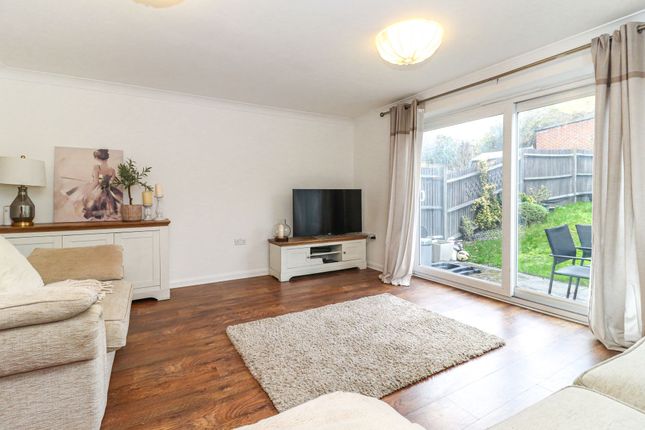 2 Charlotte Court Great Elms Road, Hemel Hempstead photo 4