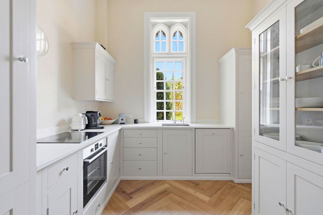 31 Holloway Drive, Virginia Water photo 4