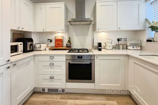 5, Bushy Plats Close, Aldershot photo 2