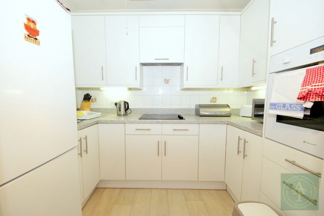 Flat 50 Woodmere Court, 7 Avenue Road, London photo 3