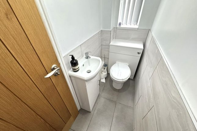 1 Whitewood Glade, Willenhall photo 2