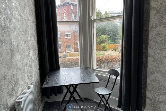 Flat, Grosvenor Road, Scarborough photo 3
